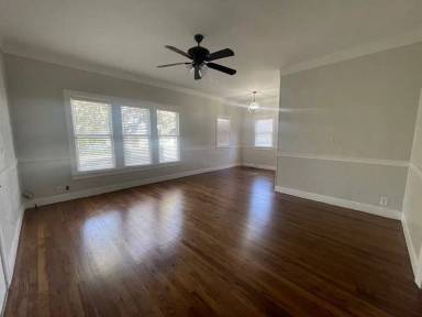 Main picture of 604 E Broadway St