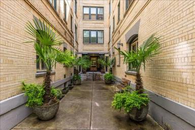 Main picture of Vintage Building with great details
