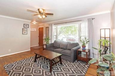 Main picture of 185 E 25th St