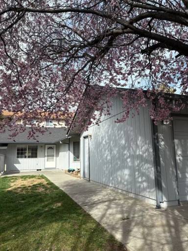 Main picture of 2000 NE Patterson Cir