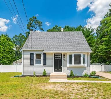 Main picture of 522 Laurel Blvd