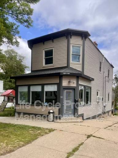 Main picture of 700 Clancy Ave NE