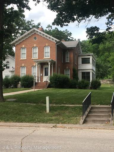 Main picture of 132 Winona St SE