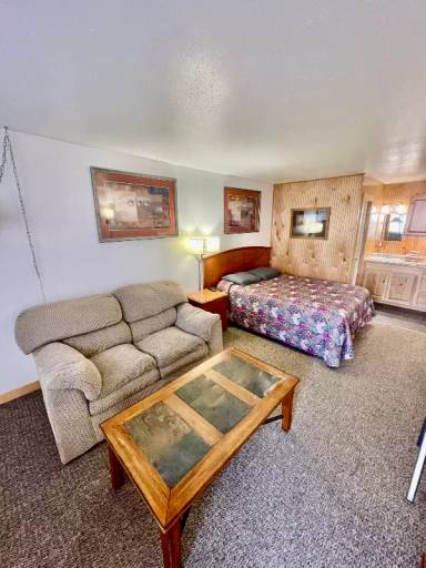 Main picture of 102 N Maple Ave