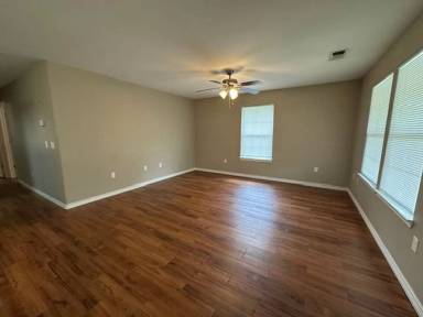 Main picture of 512 W Elm St