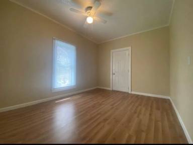 Main picture of 250 N 6th Ave