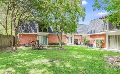 Main picture of 211 Versailles Blvd