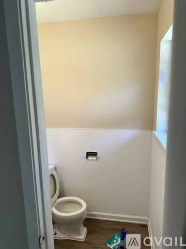 Main picture of 103 E Scott St