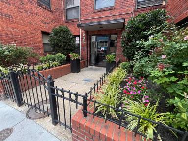 Main picture of 636 Newton Pl NW