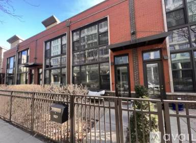 Main picture of 927 N Kingsbury St