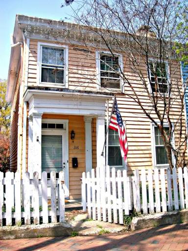 Main picture of 304 S Pine St