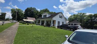 Main picture of 413 W High St