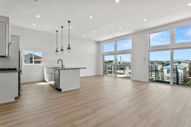 Main picture of 913 W Balboa Blvd