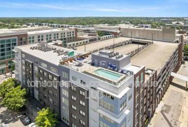 Main picture of 100 E Washington St
