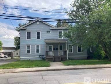 Main picture of 42 W Main St