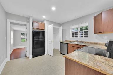 Main picture of 205 E 13th St
