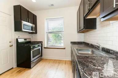 Main picture of 1010 W Sunnyside Ave