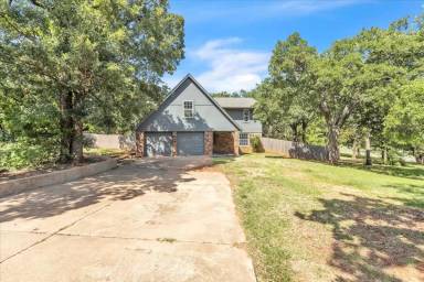 Main picture of 9710 N Oak Cliff Dr