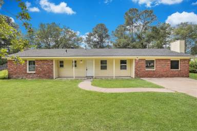 Main picture of 105 Westwood Dr