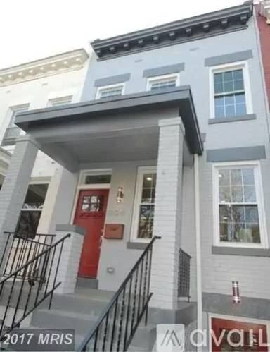 Main picture of 924 10th St NE