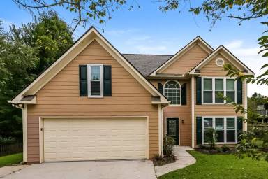 Main picture of 655 Suwanee Lakes Cir
