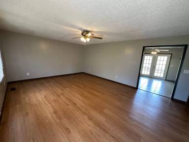 Main picture of 215 River Rd
