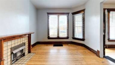Main picture of 252 W 8th Ave