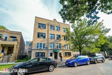 Main picture of 816 W Waveland Apartments