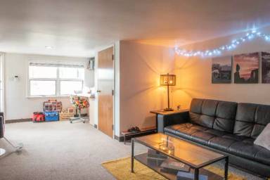 Main picture of 7901 Queen St