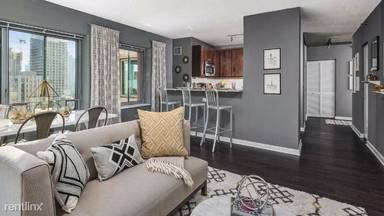 Main picture of 820 N La Salle Dr