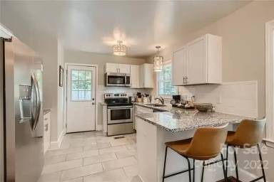 Main picture of 612 E Woodlawn Rd