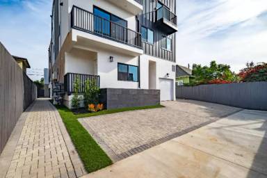 Main picture of 520 N St Andrews Pl