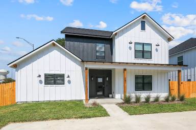 Main picture of 111 Sterling St