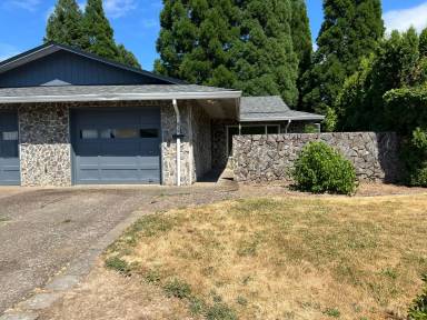 Main picture of 615 NE 26th St