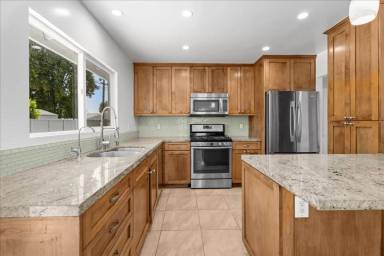 Main picture of 16402 Bryant St