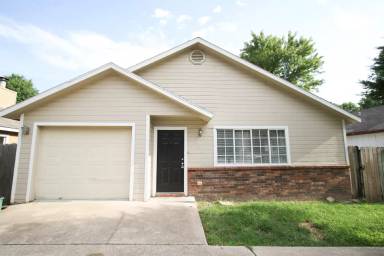 Main picture of 766 W Poplar St