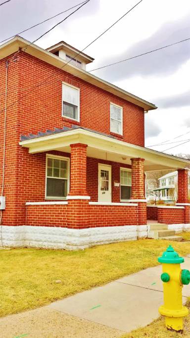 Main picture of 696 Fayette St
