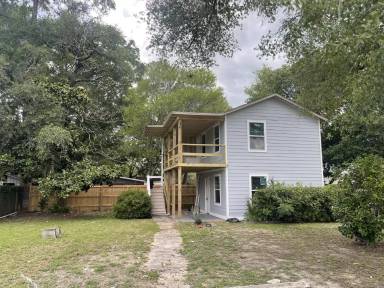 Main picture of 207 Chicago Ave