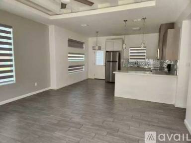 Main picture of 909 W Garrision Dr