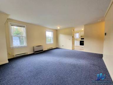 Main picture of 10 Village Dr