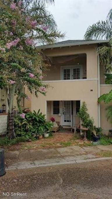 Main picture of 1826 Moss St