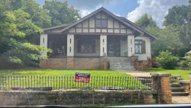 Main picture of 1721 Clarendon Ave