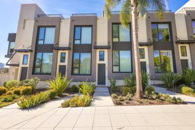 Main picture of 2064 6th Ave