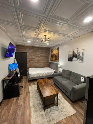 Main picture of 123 W 7th St