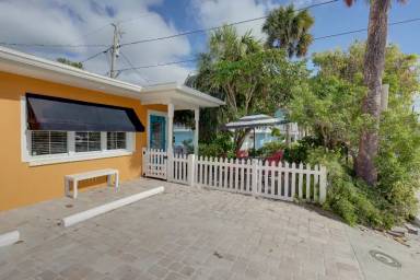 Main picture of 1600 Beach Trl