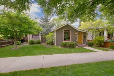 Main picture of 1417 E Franklin St