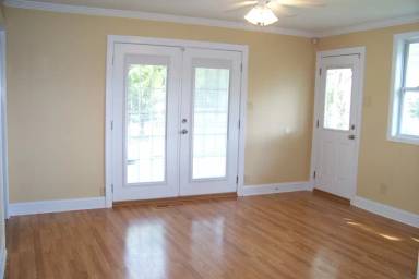 Main picture of 906 Meadows St