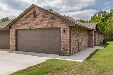 Main picture of 401 Chalk Hill Ct