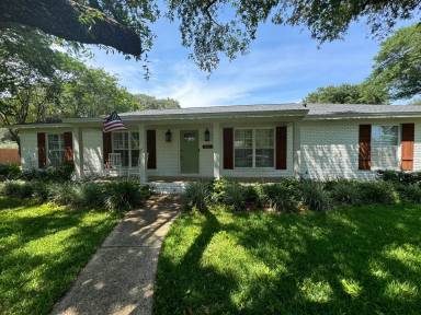 Main picture of 831 Bay Cliffs Rd