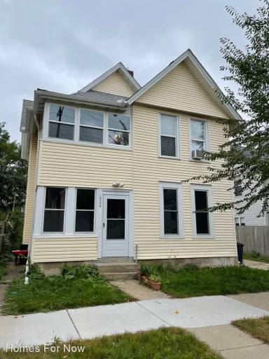 Main picture of 824 18 1/2 Ave NE